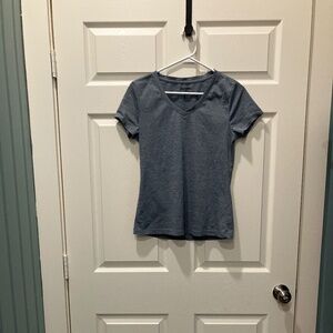 Strerling Performance Classic  V-Neck Short Sleeve Athletic Shirt Size Medium